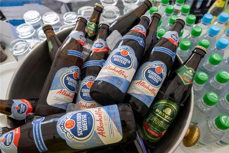 Schneider Weisse - hier Flaschen ihres alkoholfreien Produkts - übernimmt Weltenburger und Bischofshof. (Archivbild)Peter Kneffel/dpa