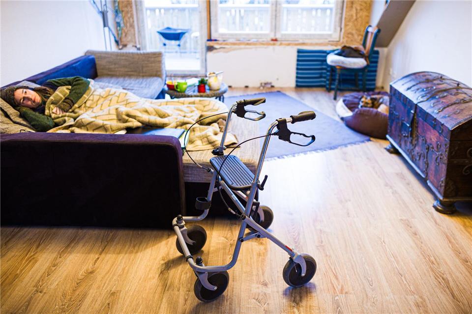 Schneider sagt, sie verbringe einen großen Teil des Tages im Liegen und sei im Alltag auf Hilfe angewiesen.Moritz Frankenberg/dpa