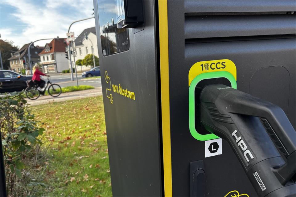 Schnell-Ladesäulen (im Foto auf dem McDonalds-Parkplatz) gibt es in Borken an mindestens vier Standorten. Es dominieren Ladesäulen mit geringerer Kapazität.