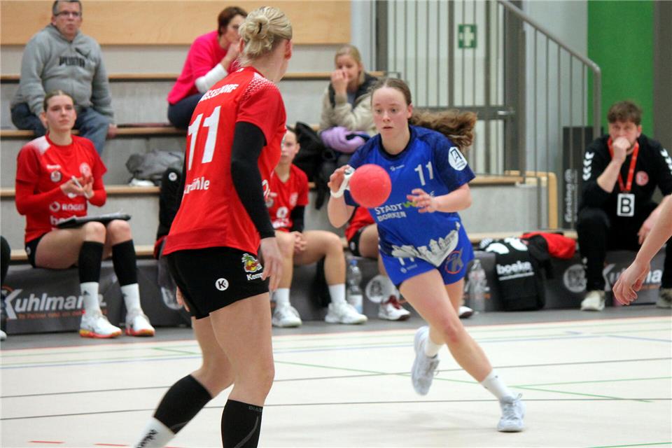 Schnell auf den Beinen und mit sechs Toren: Borkens A-Juniorin Anneli Finke (rechts) gehörte zu den Aktivposten der Gastgeber.