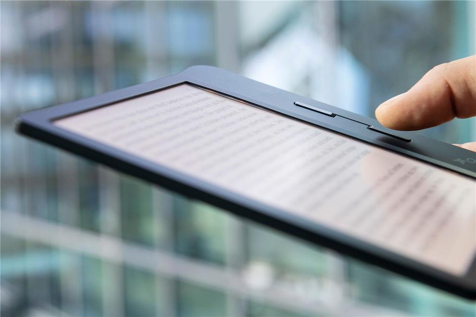 Schnell mal kommunalpolitisch relevante Gesetzestexte nachschauen: Das geht jetzt im Saarland mit einem Ratshelfer als E-Book. (Symbolbild)Robert Günther/dpa-tmn/dpa