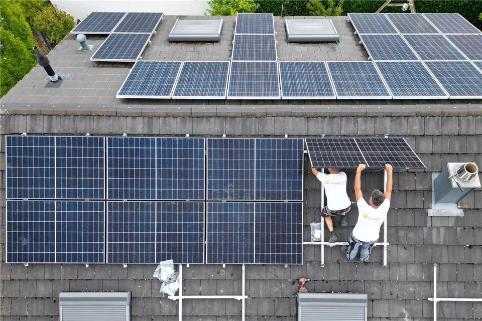 Schnell sein lohnt sich? Wer ohnehin vorhatte, eine PV-Anlage auf seinem Eigenheim zu installieren, kann sich bis zum Jahreswechsel noch günstigere Konditionen sichern.picture alliance/dpa