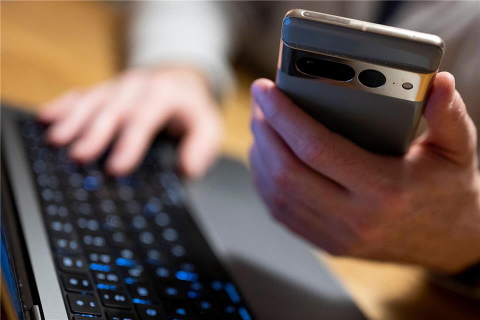 Schnell und bequem: Viele Menschen erledigen Bankgeschäfte per Online-Banking. (Symbolbild)Monika Skolimowska/dpa