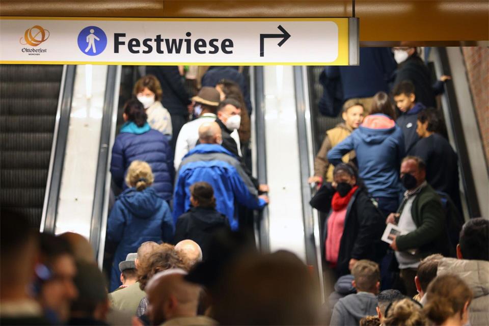 Schnell zur Wiesn - dafür legt gelegentlich auch die Rolltreppe Tempo zu. (Archivbild)Karl-Josef Hildenbrand/dpa