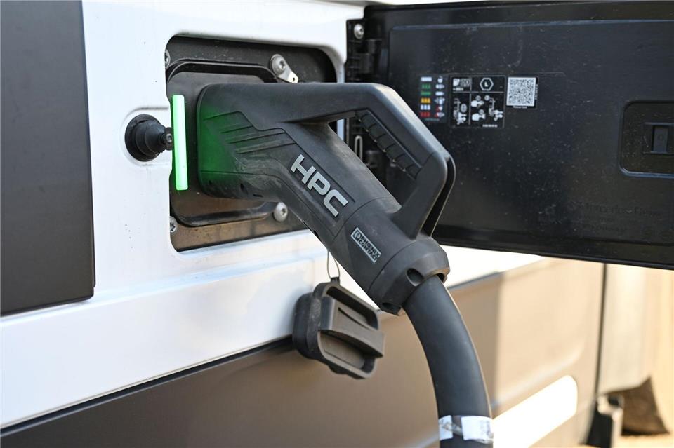 Schnelle Ladepunkte im Megawatt-Bereich für Lkw sind an den Autobahnen rar, kritisiert der Branchenverband BGL.David Hammersen/dpa