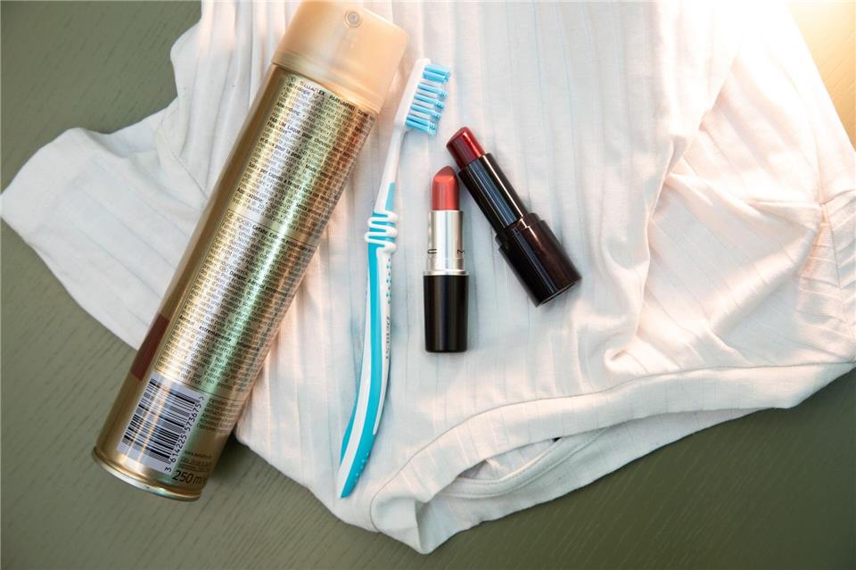Schnelle Lösung? Lippenstift-Flecken sollen sich mit Haarspray entfernen lassen, verspricht ein Hack.Christin Klose/dpa-tmn
