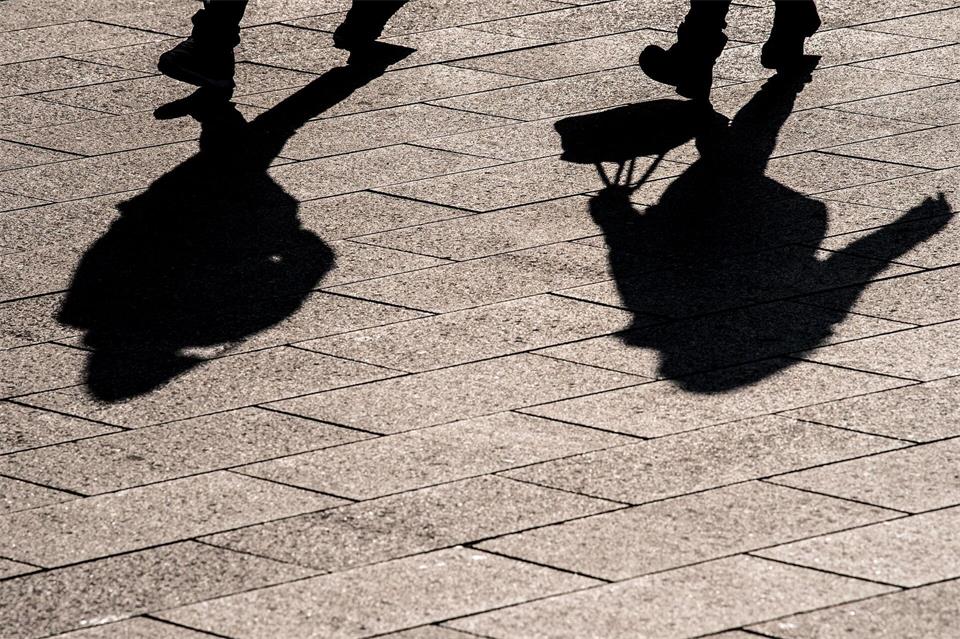 Schnelle Schutzanordnungen erfordern rasches Handeln: Wer nach Handgreiflichkeiten zu lange wartet, kann das Recht auf eine einstweilige Anordnung verlieren.Federico Gambarini/dpa