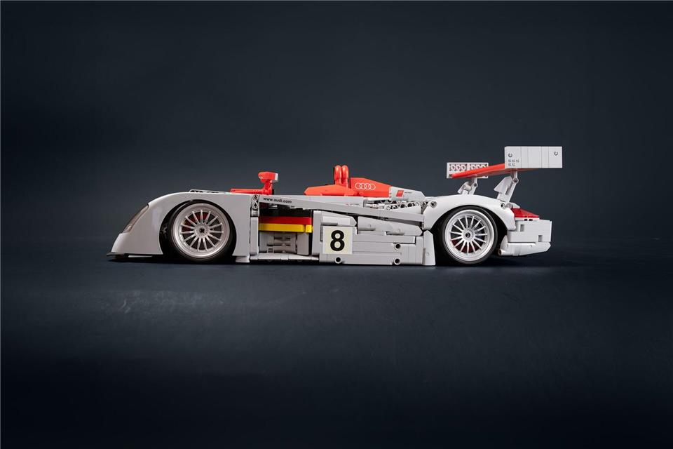 Schnelle Steinchen: Um diesen offiziell lizenzierten klassischen Audi Le-Mans-Rennwagen so präsentieren zu können, müssen Bastler zunächst rund 150 Euro ausgeben und hernach 2.426 Steinchen von Bluebrixx zusammenfügen.BlueBrixx/dpa-tmn