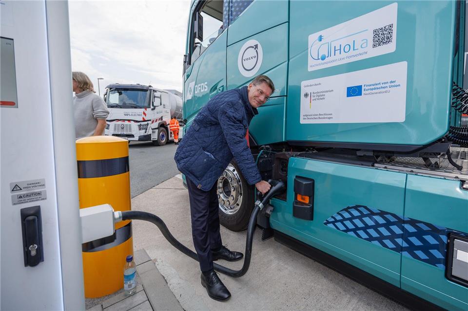 Schnelles Laden für E-Lastwagen: An der A2 gibt es einen neuen Ladepark mit besonders hoher Leistung.Friso Gentsch/dpa