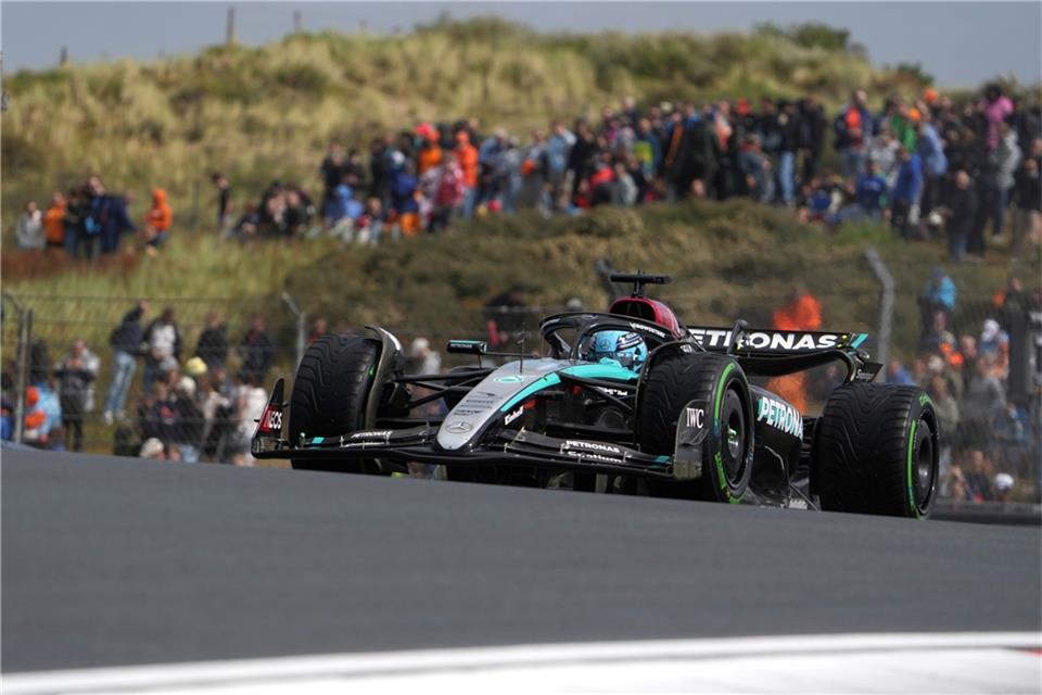 Hülkenberg rutscht in Reifenstapel - Russell mit Topzeit Schnellster im zweiten Training: Mercedes-Fahrer George Russell.