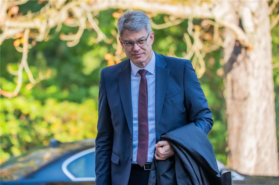 Klausur: Minister in Klinik und Abreise wegen Todesfalls Schnieder bei seiner Ankunf in der Villa – später kam er ins Krankenhaus. Michael Kappeler/dpa