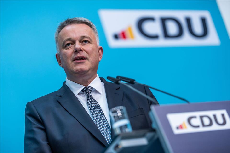 Schnieder hat auch bei seinem Auftritt in Berlin mit Kanzler Merz harsche Töne in Richtung SPD vermieden. Michael Kappeler/dpa