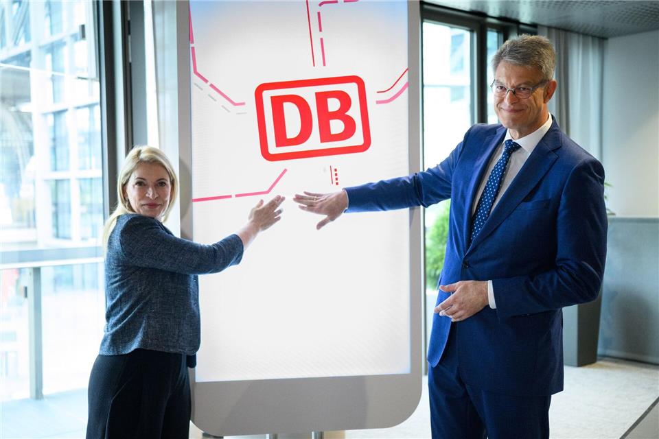 Schnieder installierte die neue Bahnchefin. (Archiv-Foto)Bernd von Jutrczenka/dpa