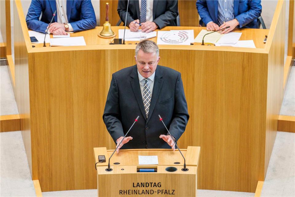 Schnieder kam in seiner 90-minütigen Rede auf alle Ministerien und deren Projekte zu sprechen.Andreas Arnold/dpa