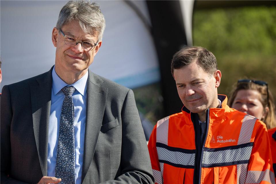 Schnieder (l.) informierte sich gemeinsam mit Autobahn AG Vorstand Güntner über die Arbeiten vor Ort.Harald Tittel/dpa