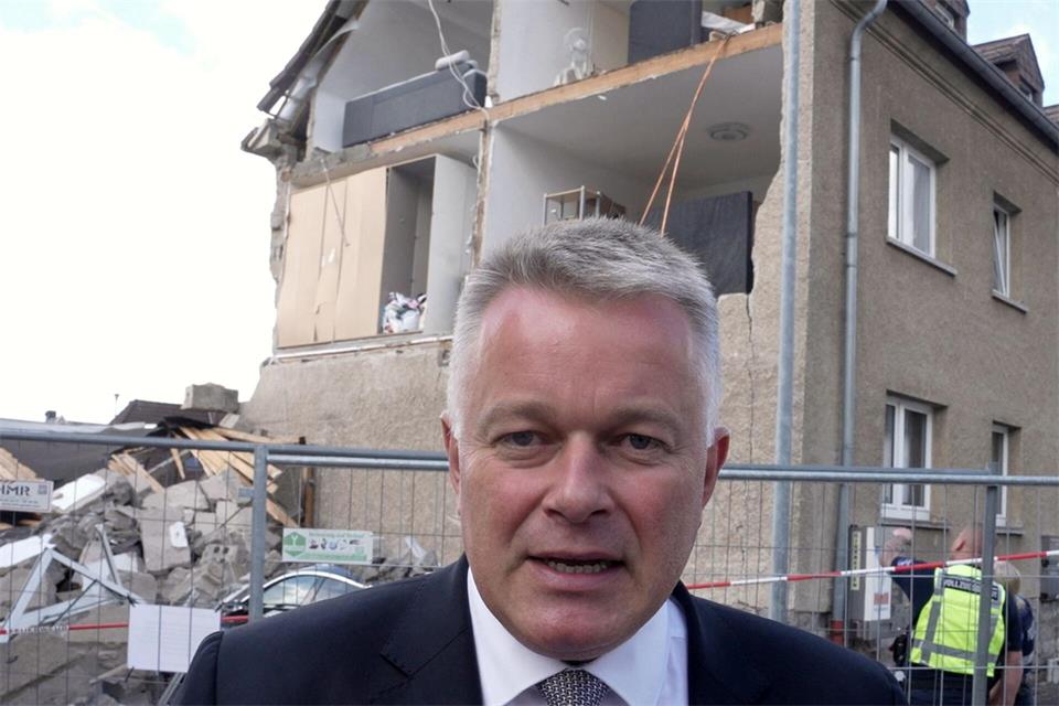Schnieder macht sich ein Bild vor Ort.Thomas Frey/dpa