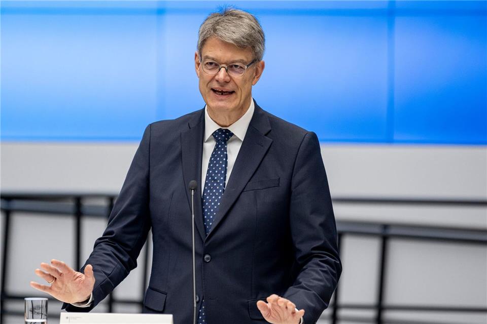 Schnieder machte sich in Ludwigshafen unter anderem ein Bild vom fortschreitenden Hochstraßenbau. (Archivbild)Fabian Sommer/dpa