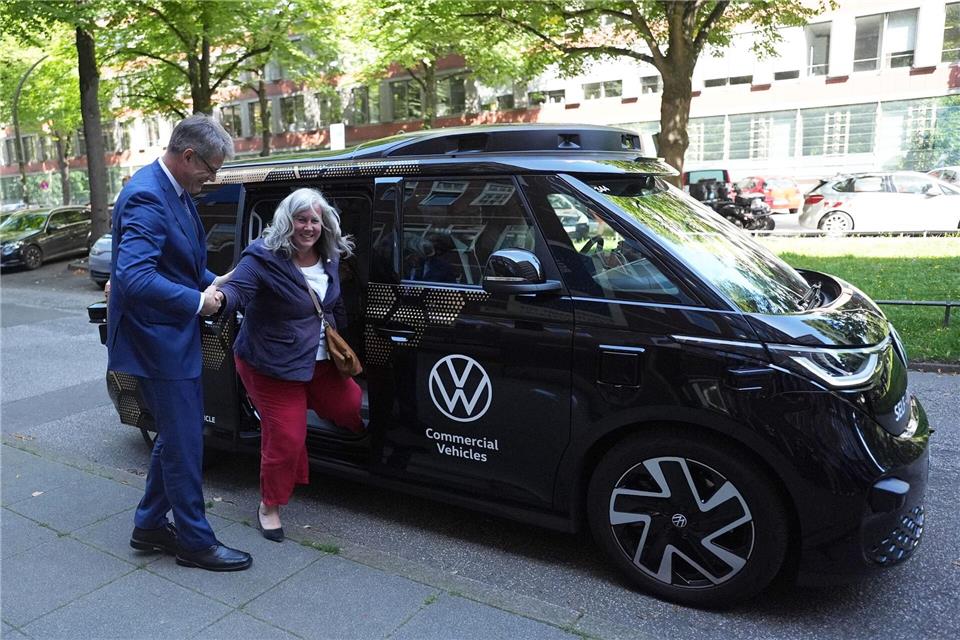 Schnieder will Deutschland zum Leitmarkt für Autonomes Fahren machen.Marcus Brandt/dpa