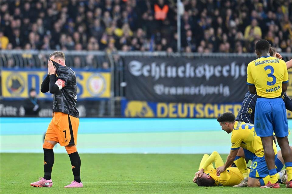 Schockmoment: Braunschweigs Florian Flick bleibt verletzt am Boden liegen.Swen Pförtner/dpa