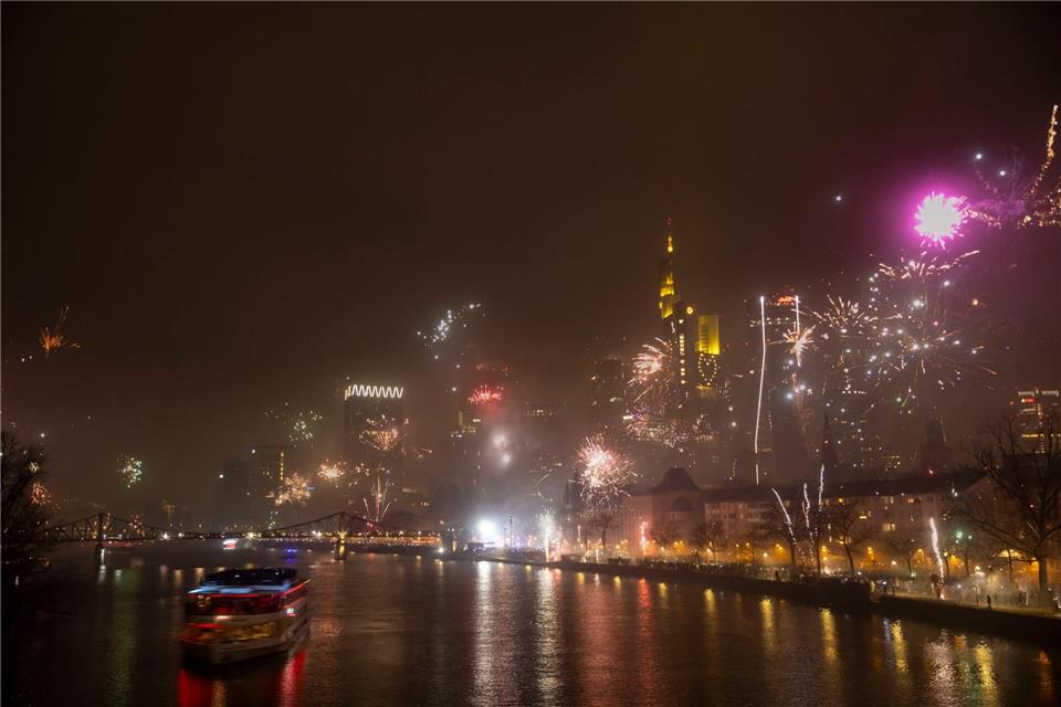 Schön anzusehen, aber nicht 100-prozentig gesund: Feuerwerke an Silvester - wie hier in Frankfurt - können die Feinstaubbelastung deutlich steigern.Helmut Fricke/dpa