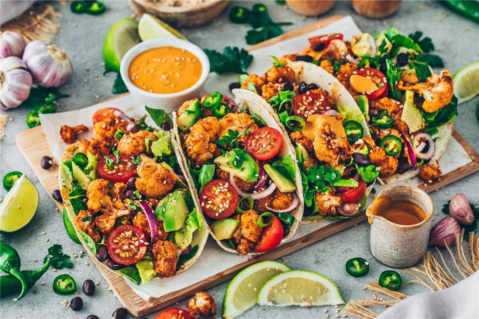 Schön bunt: Mit gebratenen Blumenkohlröschen und Tahini-Sauce schlägt Food-Bloggerin Bianca Zapatka eine vegane Taco-Variante vor. Bianca Zapatka/dpa-tmn