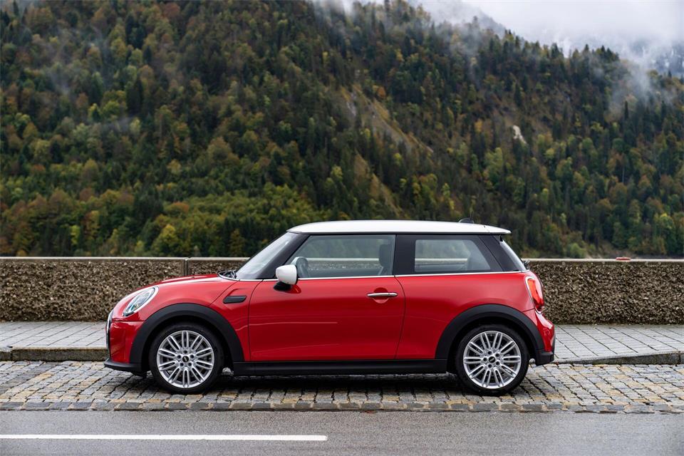 Schöne Aussichten? Der Mini von BMW gilt von Anfang an als Lifestyle-Flitzer - was taugt der Schönling, wenn er älter wird?Bernhard Filser/BMW Group/dpa-tmn