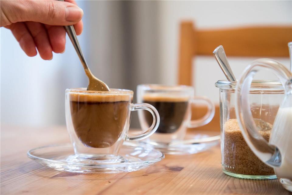 Schöne Haut durch Kollagen-Pulver im Kaffee? Entscheidender sind laut Expertin Klassiker wie UV-Schutz und genug Schlaf.picture alliance / dpa Themendienst