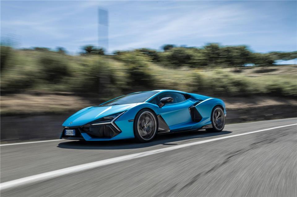 Schöne Sause? Ob der Lamborghini Revuelto Ihnen gefällt, ist Geschmackssache - die Fahrleistungen zumindest sind über jeden Zweifel erhaben.Wolfango Spaccarelli/Lamborghini/dpa-tmn