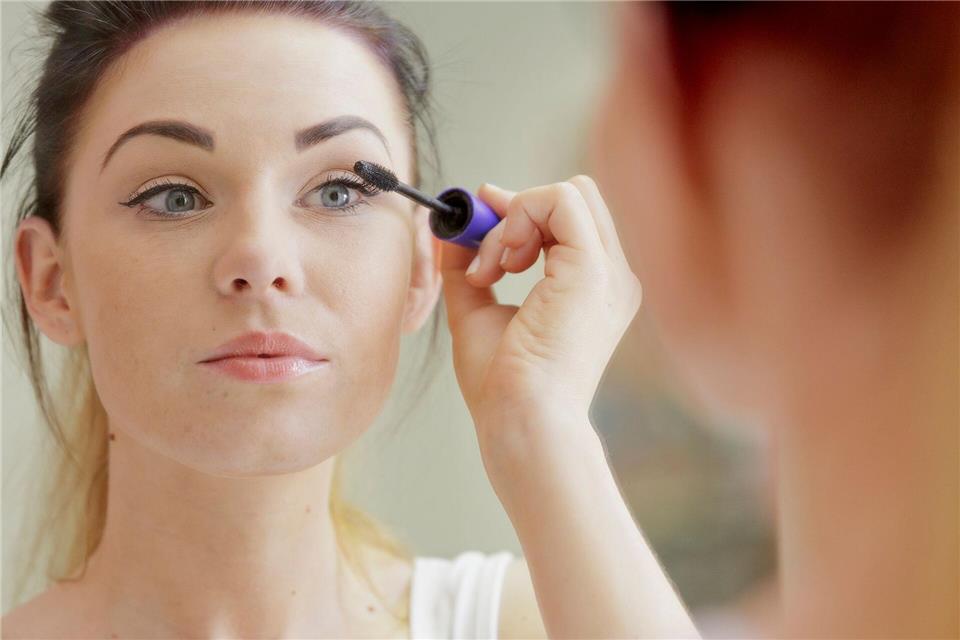 Schönes Make-up braucht auch das richtige Licht - am besten schattenlos und blendfrei.Monique Wüstenhagen/dpa-tmn