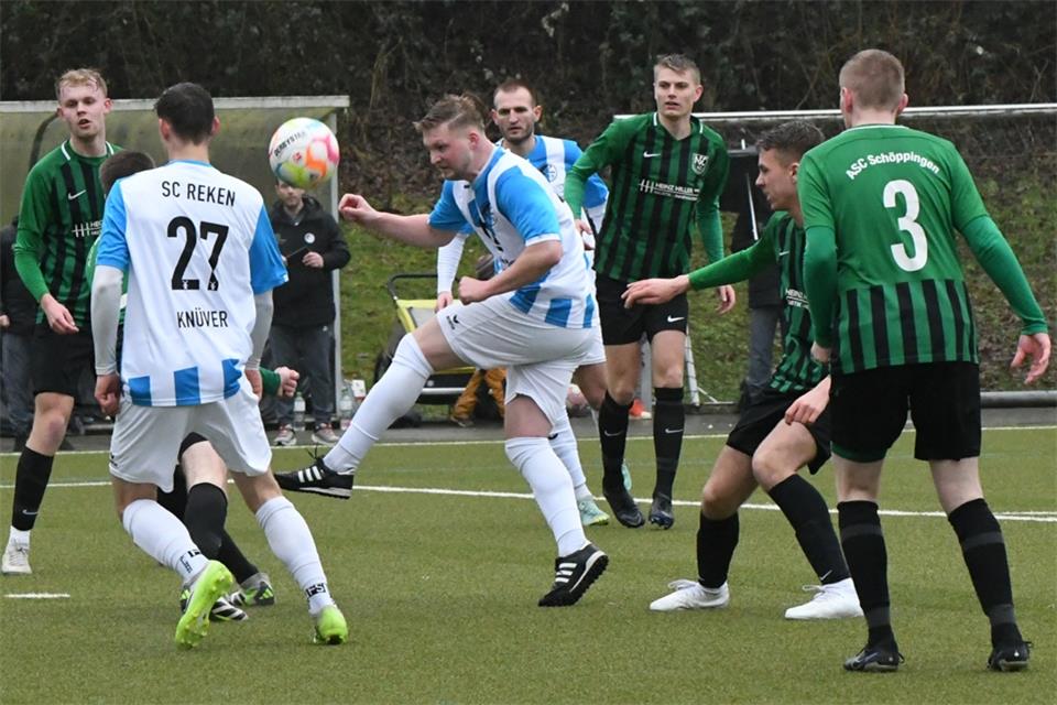 Schöppinger Bollwerk, gegen das nur schwerlich durchzukommen war: Dominik Göbel (Mitte) versucht es und macht später das 1:2-Anschlusstor nach Ecke von Kilian Niewerth (links Luca Knüver).