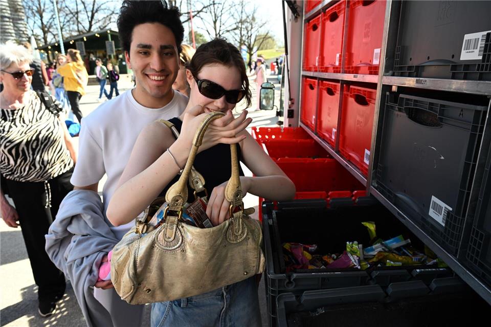 Schoko-Eier gegen Papp-Ostereier gab es bei der Aktion im Olympiapark. Felix Hörhager/dpa