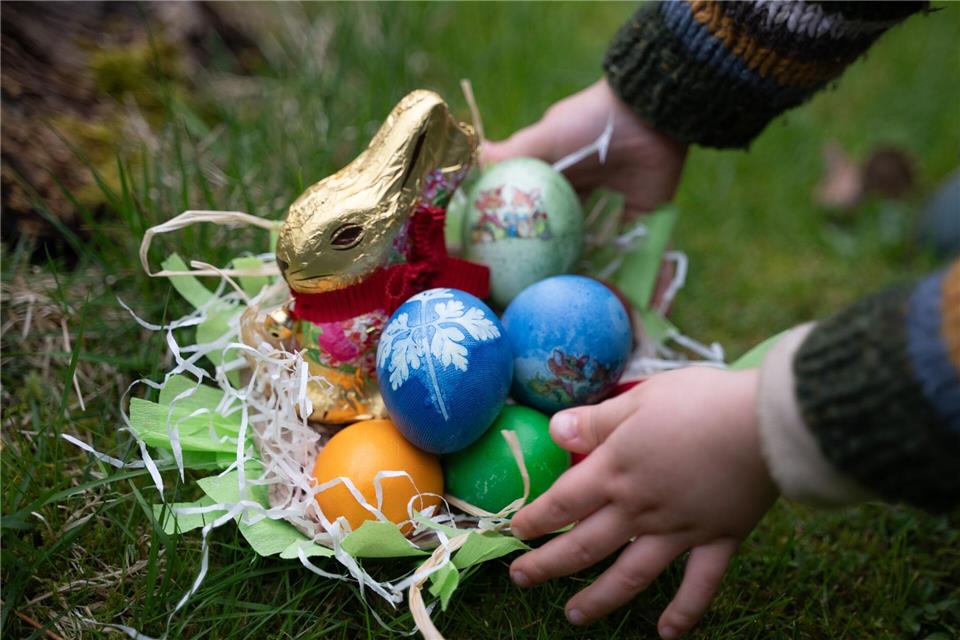 Schoko-Osterhasen sind ein beliebtes Geschenk zum Osterfest. (Archivbild)Hendrik Schmidt/dpa