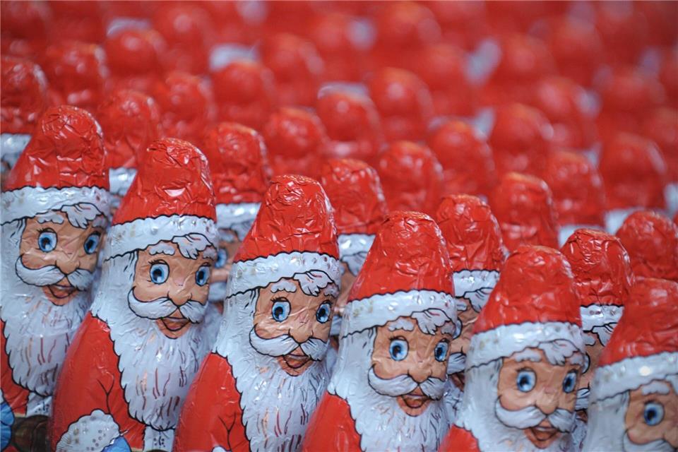 Schoko-Weihnachtsmänner sind beliebt - sowohl bei Kindern als auch bei Erwachsenen.Oliver Mehlis/dpa-Zentralbild/dpa