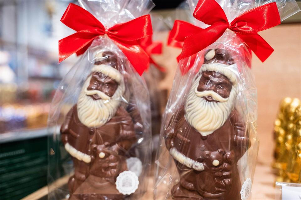 Schoko-Weihnachtsmänner werden nicht zu Osterhasen umgeschmolzen, weil das laut Verband weder erlaubt noch wirtschaftlich sinnvoll ist. (Symbolbild)Alicia Windzio/dpa