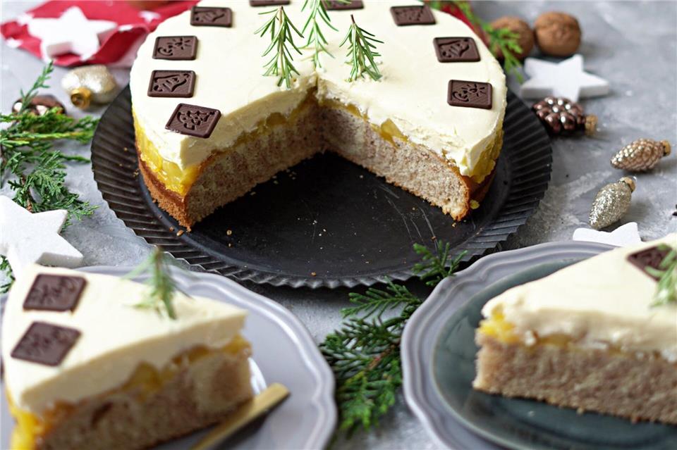 Schokodekor und Rosmarinzweige geben der Weihnachtstorte mit gestreiftem Boden und fruchtig-cremiger Füllung den letzten Schliff.Mareike Pucka/biskuitwerkstatt.de/dpa-tmn