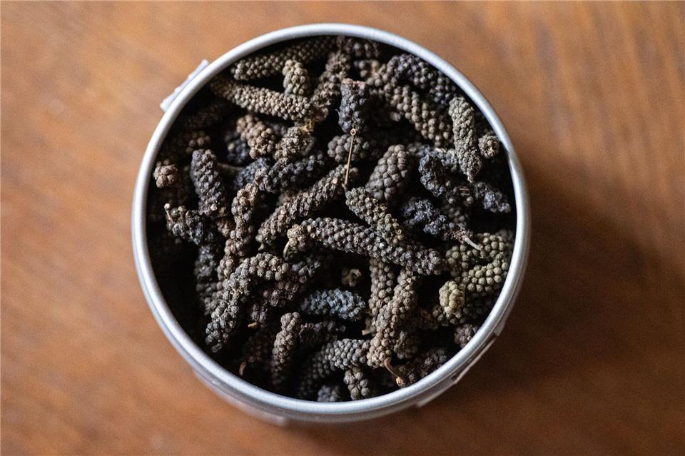Schokoladenpfeffer schmeckt erst süßlich-scharf und warm, und entwickelt dann später eine feine Kakao- oder auch Röstnote.Franziska Gabbert/dpa-tmn