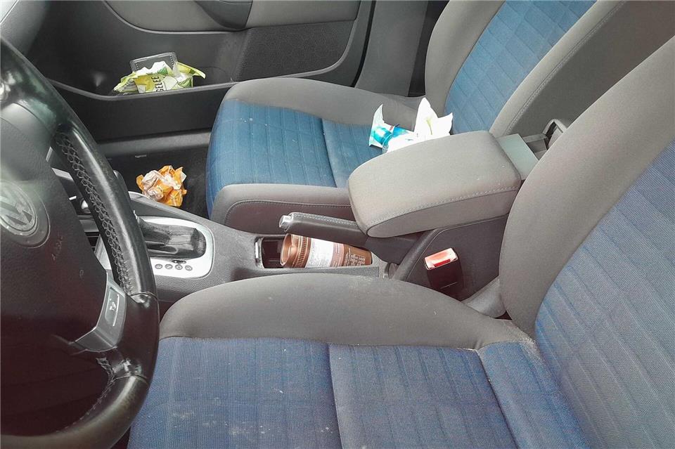 Schokoladenreste und eine Getränkepackung liegen im Innenraum. Anja Sokolow/dpa-Zentralbild/dpa