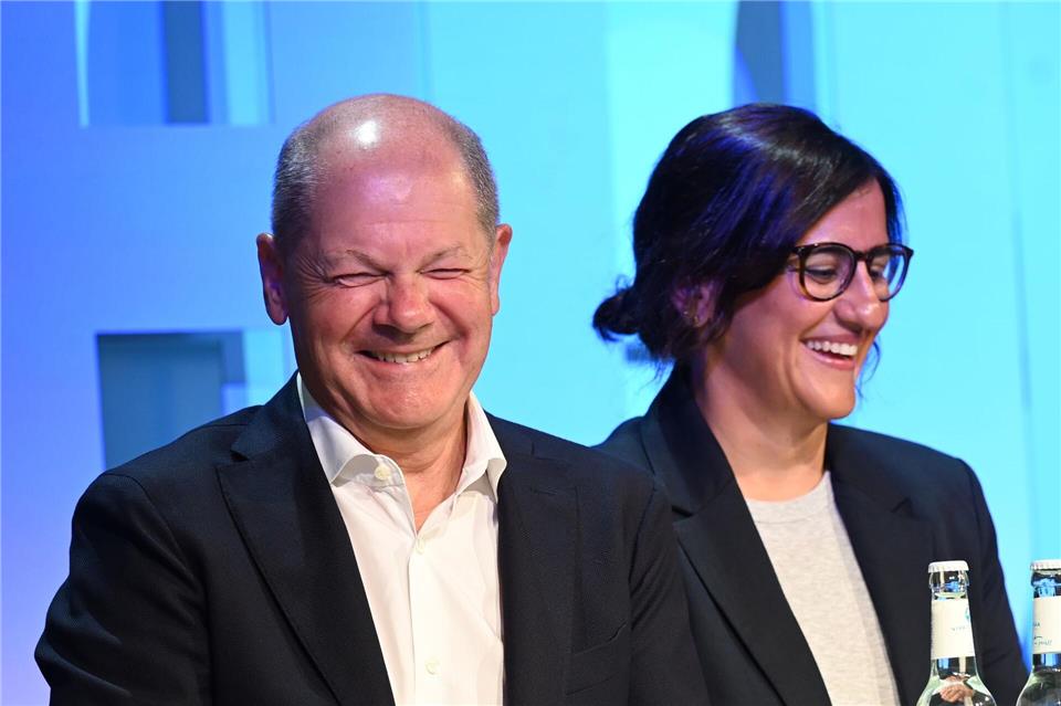 Scholz lobt den kostenfreien und niederschwelligen Zugang zur Bildung bei der HOOU. David Hammersen/dpa