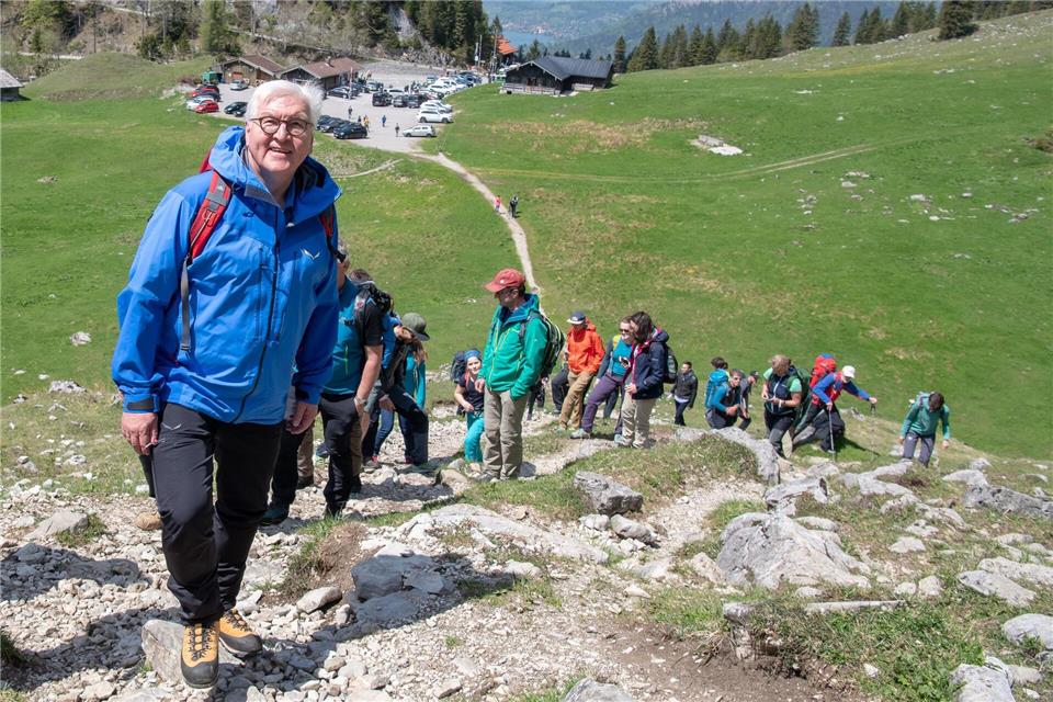 Schon 2019 wanderte der Bundespräsident mit dem Alpenverein und würdigte ehrenamtliche Leistungen. (Archivbild) Peter Kneffel/dpa