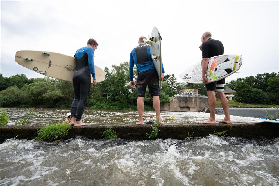 Schon 2021 standen Surfer an dem Wehr der Lahn, an dem die Surfwelle entstehen soll. (Archivbild)Sebastian Gollnow/dpa