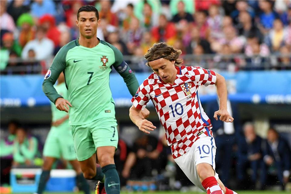 Schon Gegner bei der EM 2016: Portugals Cristiano Ronaldo und Kroatiens Luka Modric (r).picture alliance / dpa
