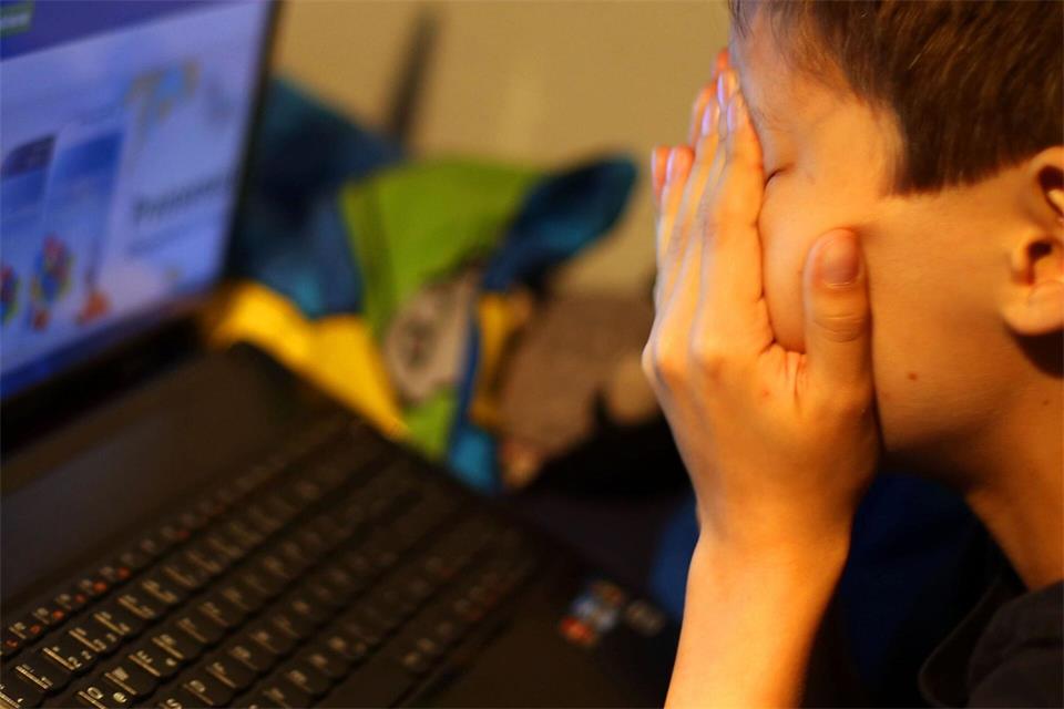 Schon Grundschüler sind Ziel von Cyberattacken sein. (Archivbild) Oliver Berg/dpa