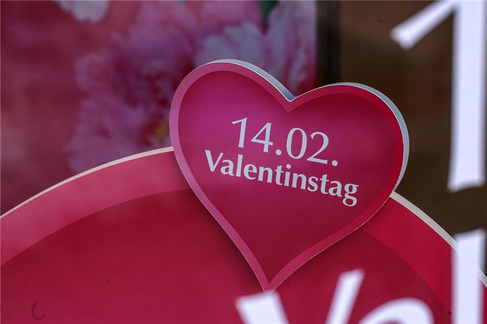 Schon Pläne für den Valentinstag? Auch Museen und Thermen locken mit besonderen Aktionen. (Symbolbild)Jens Kalaene/dpa