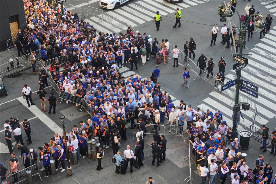 Schon Stunden vor dem Spiel gab es lange Schlangen vor dem Madison Square Garden.Yuki Iwamura/AP/dpa