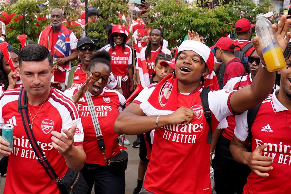Schon Stunden vor der Parade ging die Party im Norden Londons los. Gareth Fuller/PA Wire/dpa