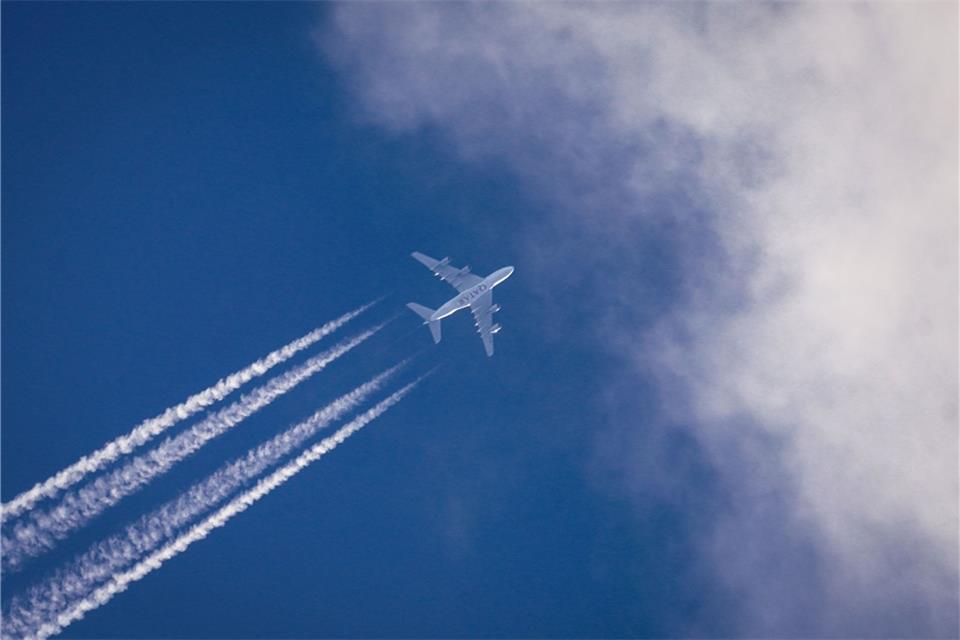 Schon ab 2025 muss in der EU Flugbenzin nachhaltige Kraftstoffe beigemischt werden.