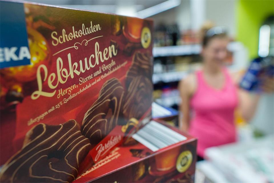 Schon ab Spätsommer türmt sich das Weihnachtsgebäck im Ladenpicture alliance / Sebastian Gollnow/dpa