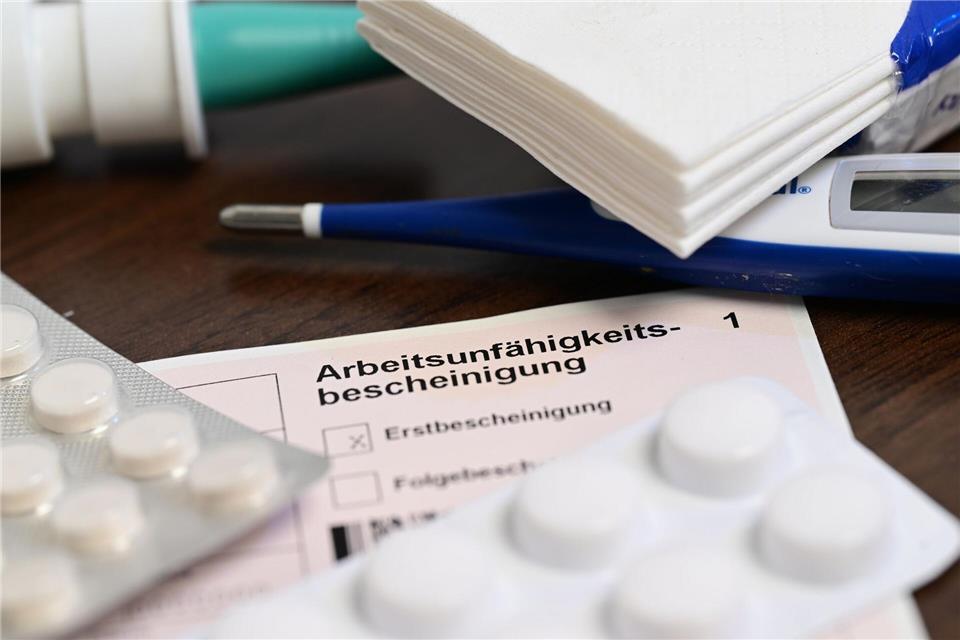 Krankmeldung: Was ist erlaubt und was nicht? Schon ab dem ersten Krankheitstag eine AU-Bescheinigung? Das kann dann der Arbeitgeber fordern.picture alliance/dpa