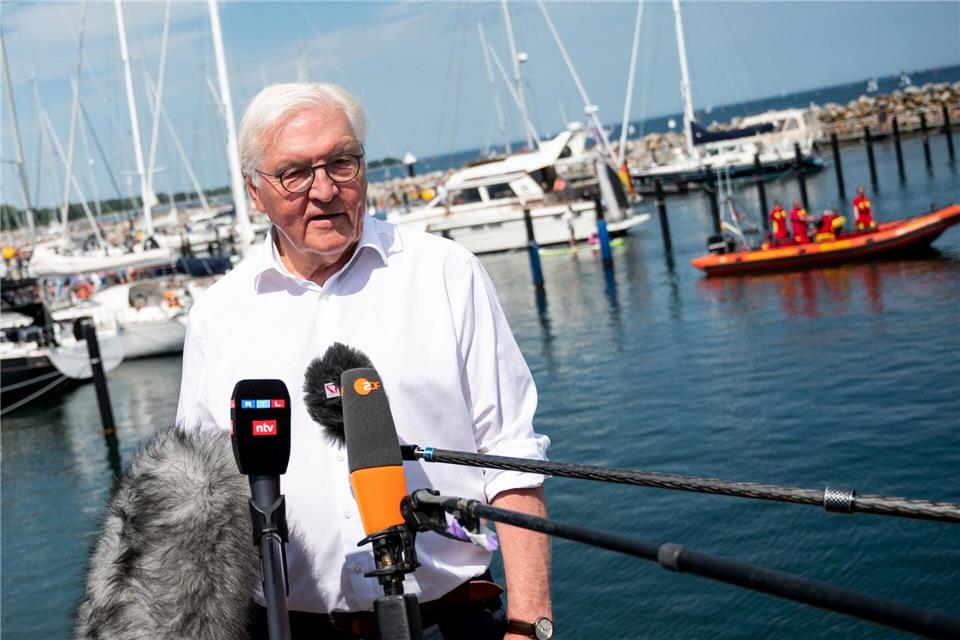 „Schon als seinerzeit die ersten Boote zu ihren Wettfahrten in See stachen, lockte dieses Spektakel die Schaulustigen an“, sagte Bundespräsident Frank-Walter Steinmeier. Daniel Bockwoldt/dpa