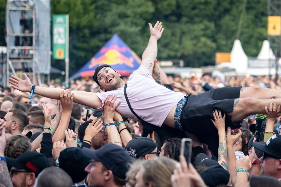 Schon am Donnerstag konnten sich die Musikfans bei Partys auf dem Festivalgelände aufwärmen. (Symbolbild)Daniel Karmann/dpa
